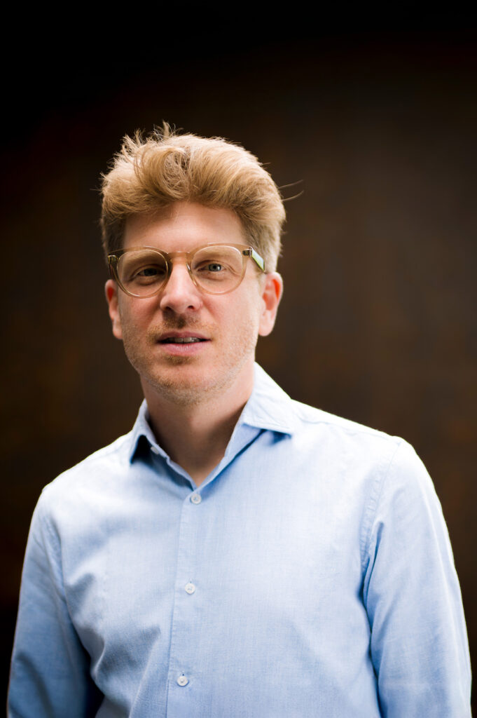 Portrait mit natürlichem Licht im Außenraum